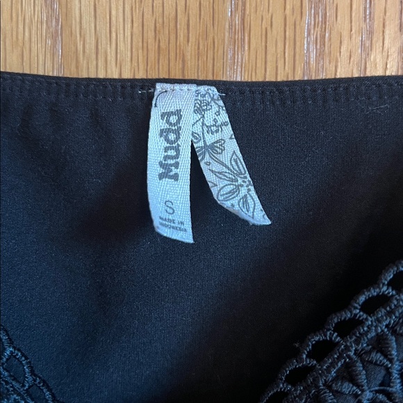 Mudd Black Crochet Detail Cropped Cami - Picture 2 of 3